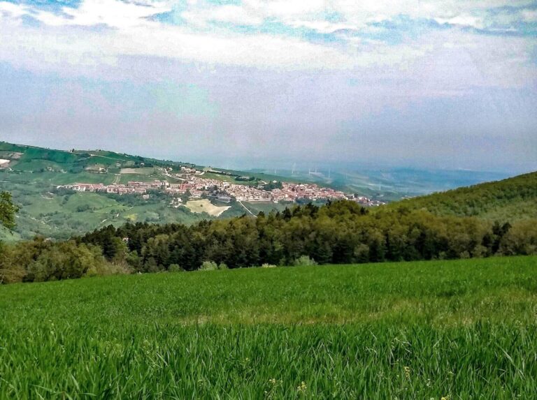 Veduta di Castelluccio Valmaggiore con la torre sulla sommità del borgo