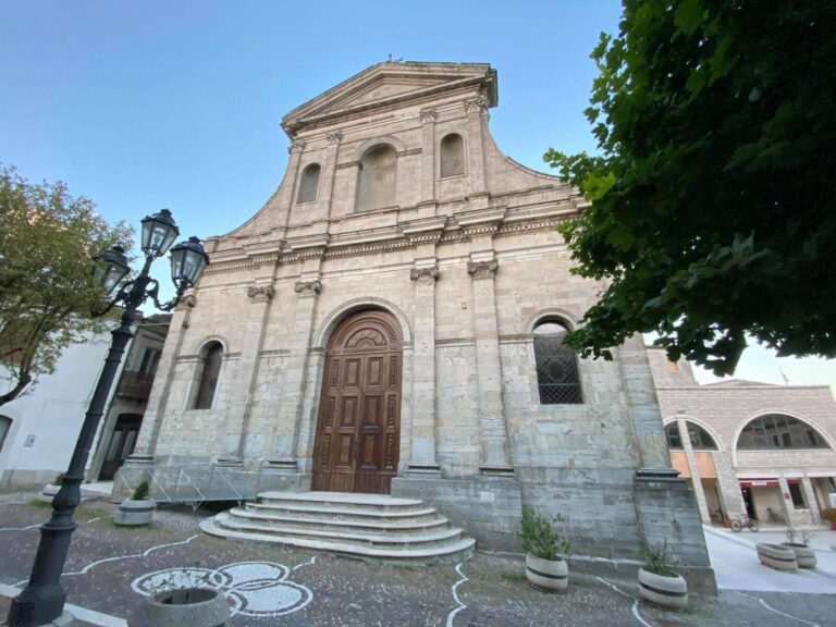 Facciata in pietra grigia della chiesa del Santissimo Salvatore a Faeto
