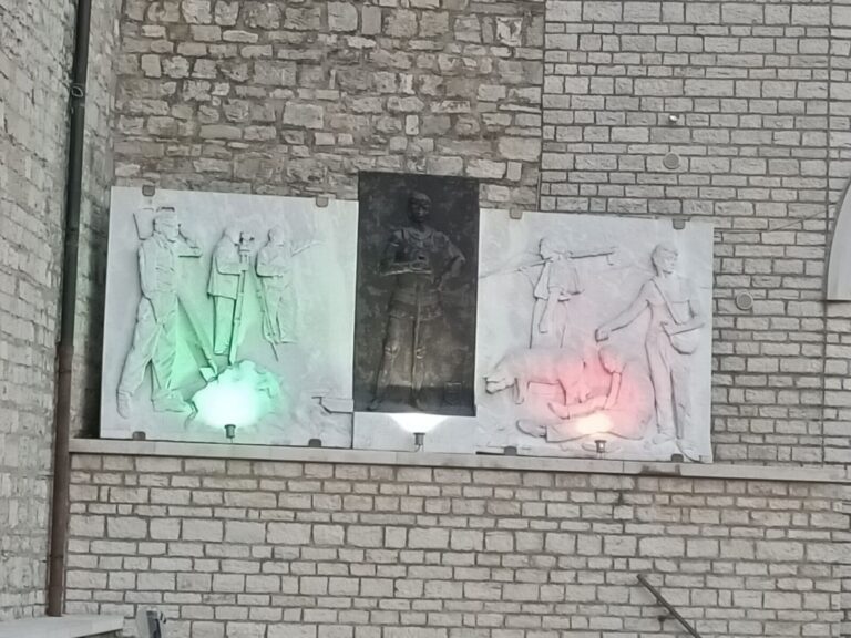 Il monumento ai Provenzali nel centro storico di Faeto